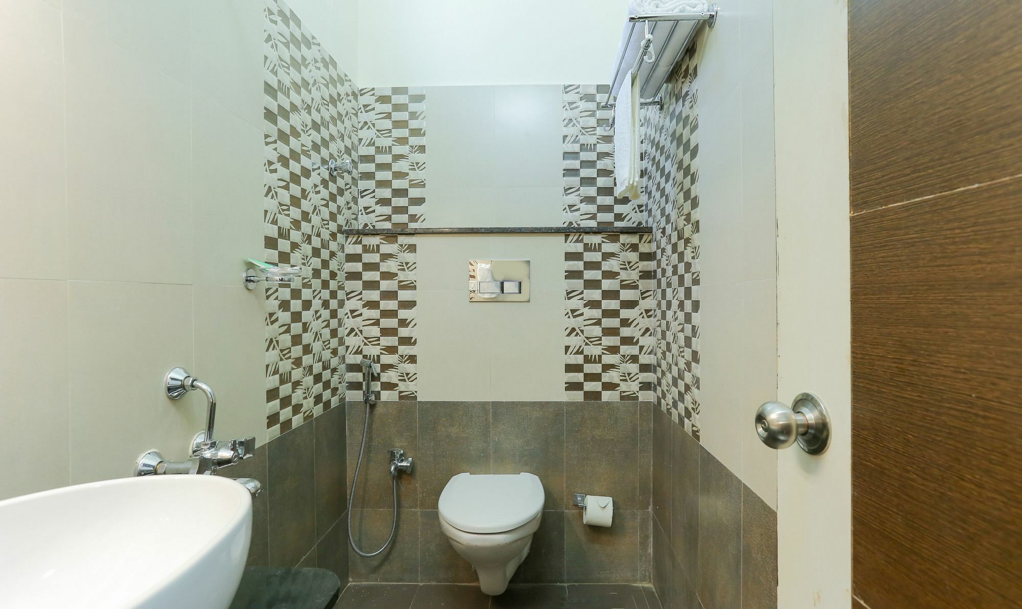 Majestic Inn Τσενάι Εξωτερικό φωτογραφία